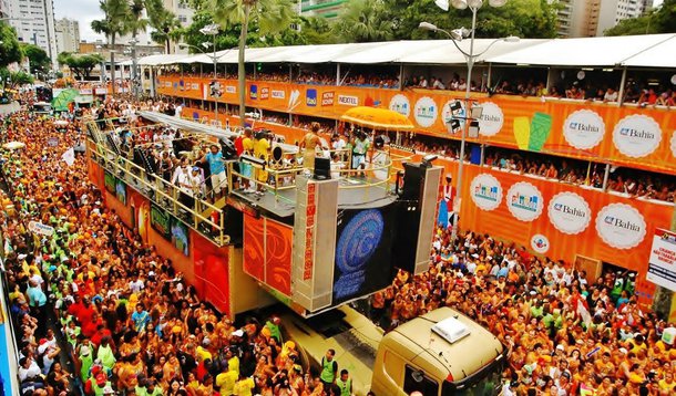 Uma das folias mais aguardadas e festejadas do Brasil, o Carnaval de Salvador deverá receber 770 mil turistas neste ano; de acordo com a prefeitura da cidade, 400 mil devem ser oriundos do interior, 300 mil de outros estados, com destaque para pessoas vindas do Rio de Janeiro, de São Paulo, Pernambuco, Sergipe e de Minas Gerais, e 70 mil de outros países, principalmente Argentina, França, Chile, Alemanha e Uruguai
