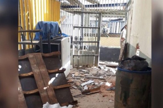 A Secretaria de Segurança Pública de Goiás divulgou nota na manhã desta terça-feira para afirmar que o fornecimento de comida aos detentos do regime semi-aberto, no presídio de Aparecida de Goiânia, vinha funcionando normalmente; a deficiência no serviço de alimentação chegou a ser apontada como um dos fatores para o confronto entre presos na segunda-feira, deixando nove mortos; na manhã de hoje, o governador Marconi se reuniu com a cúpula da segurança para adotar medidas urgentes que possam amenizar a crise nos presídios goianos