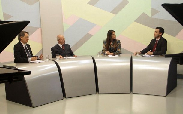 O novo secretário de Segurança Pública de Goiás, Irapuan Costa Junior, é o entrevistado do programa Roda de Entrevista, da nova TBC, nesta terça-feira, a partir de 22h30; com estilo "linha dura", Irapuan chega ao comando da segurança com a missão de manter a queda nos índices criminais alcançada nos últimos meses; a pasta era liderada por Ricardo Balestreri, que agora é secretário de Assuntos Estratégicos