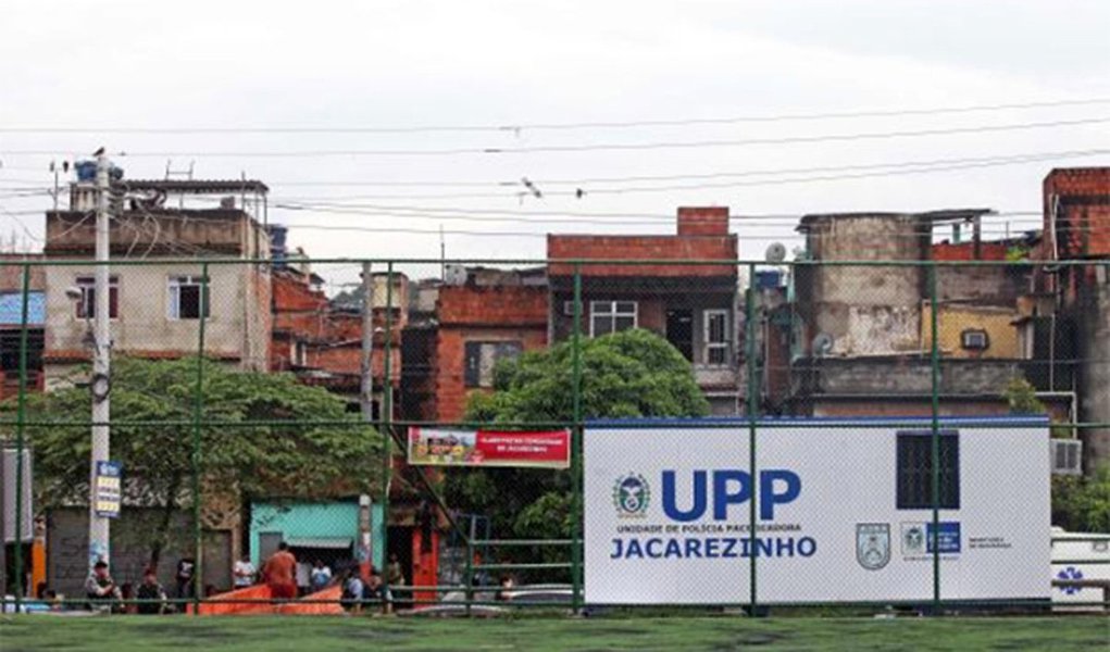 No terceiro dia de operações policiais na comunidade do Jacarezinho, na zona norte do Rio de Janeiro, policiais militares (PMs) ficaram assustados com a atuação de um helicóptero da Polícia Civil; PMs reclamaram que policiais civis dispararam tiros nas proximidades de uma das bases da Unidade de Polícia Pacificadora (UPP)