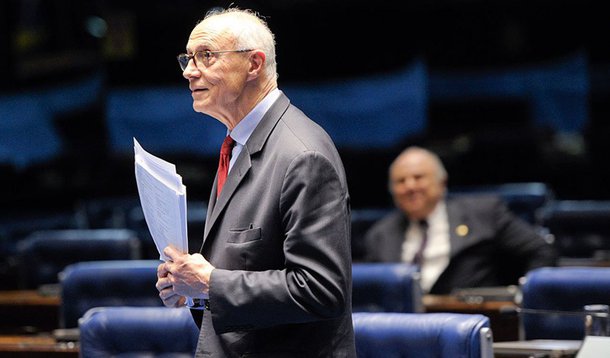 Em entrevista ao Portal da Band, o vereador Eduardo Suplicy confirmou que será candidato pelo PT ao Senado nas eleições de outubro, apesar do desejo do partido de que ele se candidatasse a deputado federal para fortalecer a bancada; Suplicy acredita que a ausência de Lula nas eleições de outubro poderá gerar um sentimento de "frustração" na sociedade, visto que ele aparece como líder das últimas pesquisas sobre intenção de voto