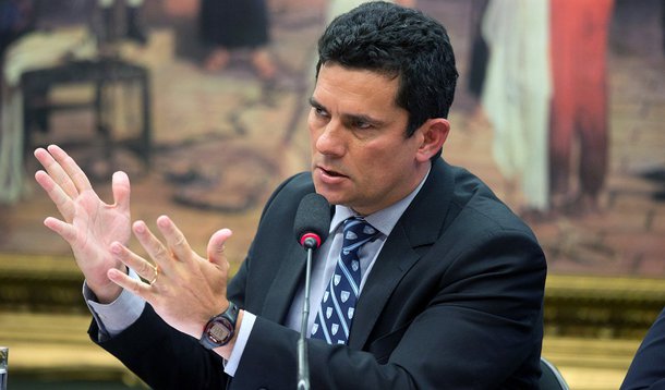 Sérgio Moro veio com a explicação para o recebimento indevido do auxílio que ele recebe para morar em apartamento próprio. 'O auxílio-moradia é pago indistintamente a todos os magistrados e, embora discutível, compensa a falta de reajuste dos vencimentos desde 1 de janeiro de 2015 e que, pela lei, deveriam ser anualmente reajustados', disse ele a O Globo", lembra Fernando Brito, editor do Tijolaço. "O auxílio não é 'pago indistintamente a todos os magistrados', mas apenas aos que o requerem"; "E o copo dos juízes, neste Brasil sedento, já é um barril"