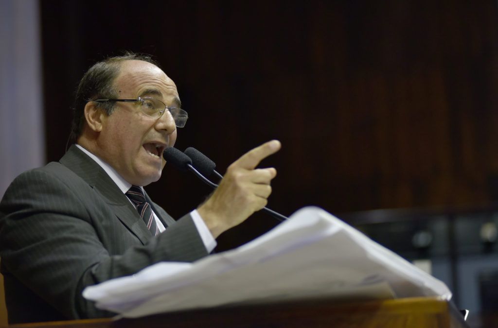Coordenador da Frente Parlamentar em Defesa do Banrisul Público, o deputado estadual Zé Nunes (PT) não tem dúvida de que o governador José Ivo Sartori quer privatizar o Banco do Estado do Rio Grande do Sul (Banrisul); "Precisamos estar muito atentos a isso. Possivelmente, no início de 2018, o governo fará uma grande ofensiva que aponta para a privatização definitiva do Banrisul", prevê o deputado