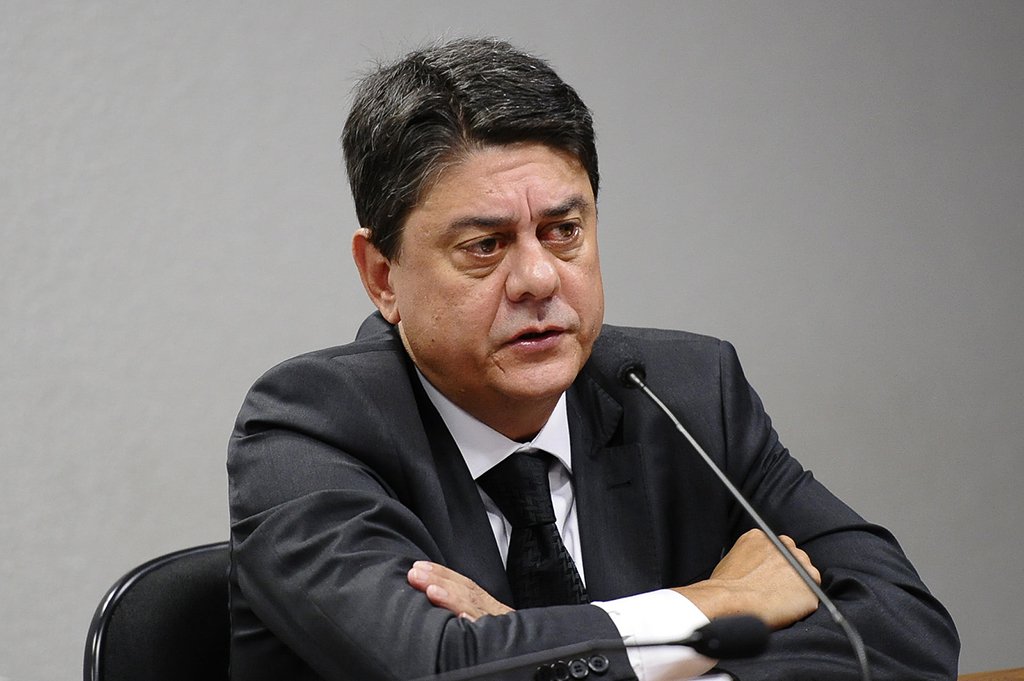 O deputado federal Wadih Damous (PT-RJ) criticou o auxílio-moradia recebido por juízes. "Pra sem-teto: tiro, porrada e bomba. Pra juiz: auxílio moradia, prêmio de personalidade do ano e prerrogativa de condenar sem provas com direito a declarações da ministra Carmen Lúcia exigindo respeito ao Judiciário", disse ele no Twitter.