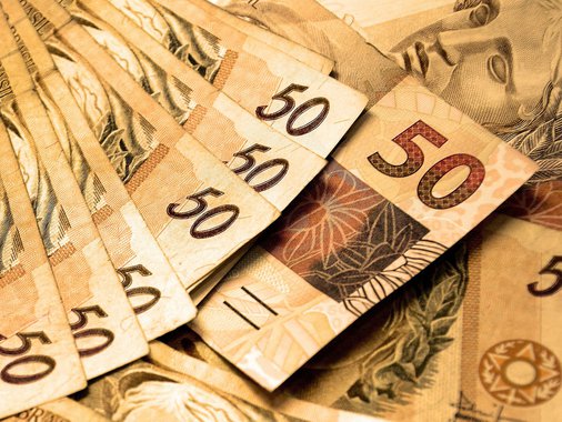 Os investimentos do Governo do Ceará em áreas como saúde, educação, segurança e recursos hídricos tiveram crescimento em 2017, passando de R$ 2,17 bilhões em 2016 para 2,47 bilhões no ano passado. Os números do desempenho do Estado foram apresentados, nesta quarta-feira (31), em entrevista coletiva no Palácio da Abolição. “Conseguimos manter um nível considerável de investimentos em relação à Receita corrente Líquida (RCL) e estamos entre os primeiros estados a reagir à estagnação econômica que afetou o País”, observou o secretário do Planejamento e Gestão, Maia Júnior  