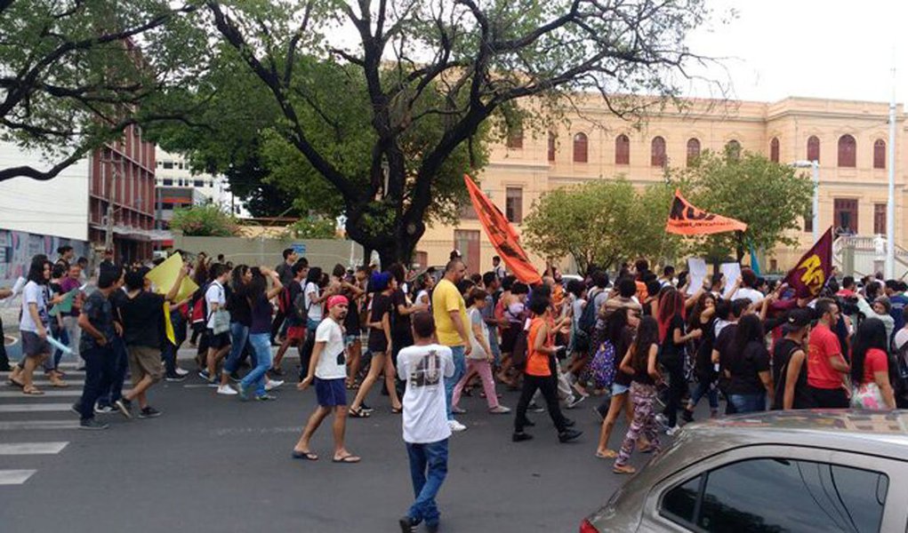 A sede do diretório municipal do PSDB em Teresina foi depredada na tarde desta terça-feira (9) durante protesto contra o aumento da tarifa de ônibus na capital piauiense; a presidente do diretório municipal do PSDB, Luciana Sebim, lamenta o incidente e considera a ação dos manifestantes como um ato de vandalismo