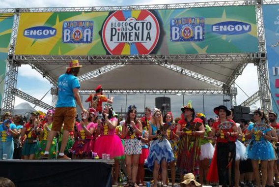 O Bloco Sargento Pimenta, que toca músicas dos Beatles com batidas brasileiras, homenageia nesta segunda (12), em apresentação no Aterro do Flamengo, o Mestre Darcy Monteiro, um dos fundadores da escola de samba Império Serrano e uma das principais referências do jongo – um dos ritmos originais do samba; o bloco, cujo nome é referência ao álbum Sgt. Pepper's Lonely Hearts Club Band, dos Beatles, mistura ritmos brasileiros e canções da banda inglesa