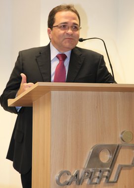 A mudança do comando do Banco do Nordeste já vinha sendo aguardada há quase um ano. Nos corredores do BNB comentava-se há bastante tempo o afastamento do ex-presidente Marcos Holanda do senador Eunício Oliveira (PMDB). O novo presidente Romildo Carneiro Rolim é funcionário de carreira do banco e já exerceu várias funções na instituição, entre elas a diretoria da financeira, cargo que ocupava nesta última gestão, também por indicação do PMDB