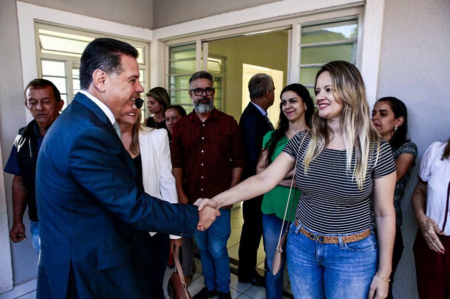 Em mais uma ação para fortalecer o trabalho de ressocialização de jovens em conflito com a lei, o governador Marconi Perillo inaugurou hoje de manhã, no setor Chácara do Governador, a primeira das duas Casas de Semiliberdade que estão sendo construídas em Goiânia; a segunda unidade deverá ficar pronta ainda este ano; o novo espaço oferecerá mais 20 vagas para menores em processo de ressocialização e na prática vai desafogar os Centros de Atendimento Socioeducativos (Cases) de Goiânia e Anápolis, que já foram entregues e estão em funcionamento