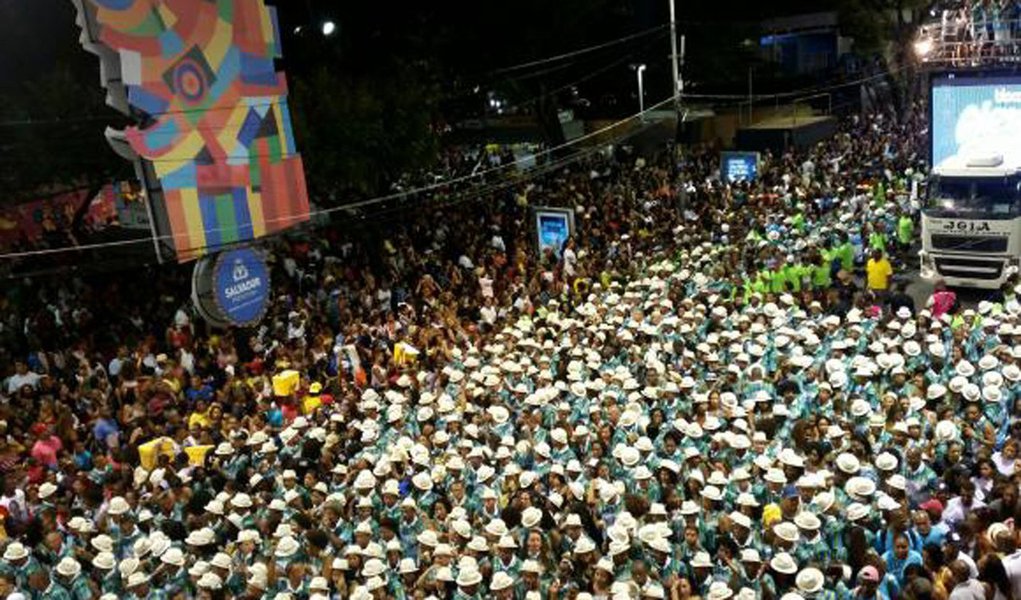 O carnaval de Salvador traz neste sábado (10) blocos de artistas conhecidos; casos de Léo Santana no tradicional Nana Banana, no Circuito Dodô (Barra-Ondina); Preta Gil também leva o seu Bloco; Solange Almeida carrega o forró para a avenida, além da Banda Eva, Timbalada, Psirico e Luiz Caldas; o primeiro e mais tradicional bloco de travestidos de Salvador, As Muquiranas, esbanja graça e brilho no circuito Osmar (Campo Grande)