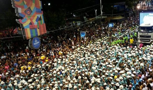 O carnaval de Salvador traz neste sábado (10) blocos de artistas conhecidos; casos de Léo Santana no tradicional Nana Banana, no Circuito Dodô (Barra-Ondina); Preta Gil também leva o seu Bloco; Solange Almeida carrega o forró para a avenida, além da Banda Eva, Timbalada, Psirico e Luiz Caldas; o primeiro e mais tradicional bloco de travestidos de Salvador, As Muquiranas, esbanja graça e brilho no circuito Osmar (Campo Grande)