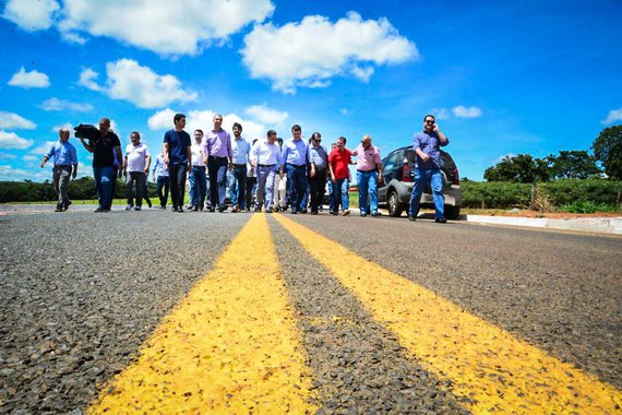 O governador Marconi Perillo e o vice-governador Zé Eliton começam por Anápolis, nesta segunda-feira (19), a sexta semana consecutiva de entrega de obras do Goiás na Frente; na semana passada, a comitiva do governador esteve em Inaciolândia, Cachoeira Dourada, Davinópolis, Anápolis, Gameleira e Silvânia para inaugurar mais estradas em um presídio; nesta segunda-feira, Marconi e Zé Eliton entregam obras de saneamento em Anápolis