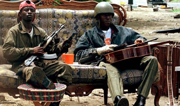 O governo da República do Congo e os rebeldes da província de Pool fecharam um cessar-fogo para acabar, pelo menos temporariamente, com a crise iniciada em abril de 2016 e com a escalada da violência na região, principalmente nos arredores da província da capital do país, Brazzaville, segundo a imprensa local; o acordo foi assinado por representantes do Executivo e do líder dos rebeldes, o reverendo Ntumi, cujo nome real é Frédéric Bintsamou; entre as cláusulas negociada se destacam o compromisso dos rebeldes de facilitar a entrega às autoridades das armas que atualmente estão em seu poder e a promessa de não impedir um restabelecimento da autoridade do governo em Pool