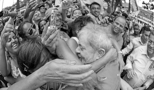 "Narrar Lula, explicar Lula, codificar Lula. Como fazer? É, certamente, um desafio literário. Não é como redigir um biografia de um vulto histórico qualquer: é muito mais do que isso. A explicação é singela: Lula é um genuíno homem do povo. Ele não se curvou ao universo sedutor da elite política", escreve o colunista Gustavo Conde, para quem "um biógrafo é pouco para Lula"; "Não há mais o que lamentar ou o que temer. A democracia - essa palavra que nesse momento é sinônimo de Lula - está se insinuando para voltar a protagonizar a história deste país. Aos narradores, resta o desafio do relato. Ao povo, resta a catarse democrática, pronta para inflamar novamente os desígnios do eleitor soberano", diz ele