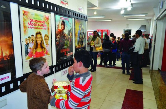 O início das férias escolares pode representar um gasto a mais para os pais, pois produtos típicos da temporada têm índices de reajuste de preços bem acima da inflação oficial; o alerta faz parte de pesquisa do Instituto Brasileiro de Economia da Fundação Getúlio Vargas, divulgada nesta terça-feira; itens muito consumidos no período de férias e verão atingem elevação média 4 de,13% e ultrapassam a inflação do IPC-10/FGV no período de janeiro a dezembro, que foi de 3,24. Os serviços subiram, em média, 4,39%