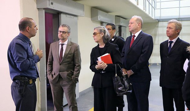 Presidente do Conselho Nacional de Justiça (CNJ) e do Supremo Tribunal Federal (STF), ministra Cármen Lúcia, inspeciona pessoalmente o Complexo Prisional de Aparecida de Goiânia, onde ocorreram pelo menos três rebeliões desde o início do ano; no primeiro dos motins, na Colônia Agroindustrial do complexo, nove detentos morreram, dois dos quais decapitados, e 14 ficaram feridos; viagem de Cármen Lúcia foi marcada após relatório encaminhado à ministra pelo presidente do Tribunal de Justiça de Goiás (TJ-GO), Gilberto Marques Filho