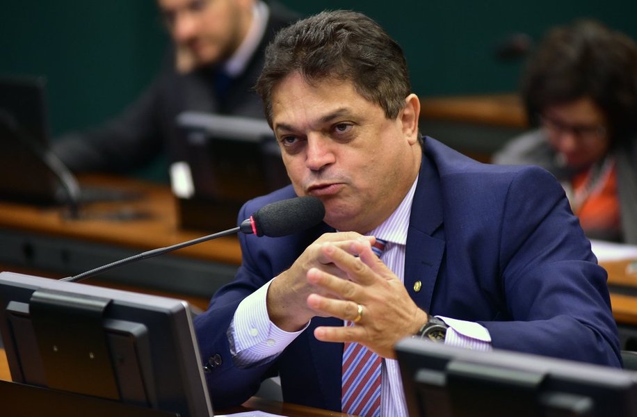 O TRF4, sediado em Porto Alegre, autorizou a transferência do deputado João Rodrigues (PSD-SC) para o sistema penitenciário de Brasília; o parlamentar foi condenado a cinco anos e três meses por dispensa irregular de licitação, quando ocupou o cargo de prefeito de Pinhalzinho (SC), e estava preso na capital gaúcha