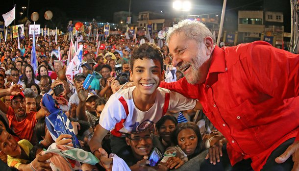 Porto Alegre amanheceu vermelha a dois dias do julgamento de Lula pelo TRF-4; é é por isso que, às 18 horas, ocorrerá um ato de juristas e intelectuais em Defesa da Democracia e por Eleições Livres; dentre os participantes do evento de hoje à noite estão Celso Amorim, Eugênio Aragão, Marcelo Lavenère, Luiz Gonzaga Belluzzo, Anna Buarque de Holanda, Luiz Eduardo Soares, Margarida Lacombe Camargo, dentre outras personalidades dos mundos intelectual, jurídico e político