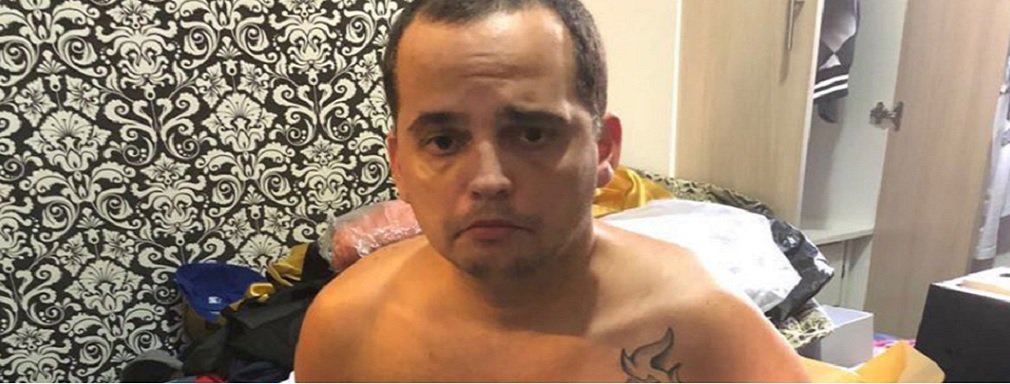 Foragido do Complexo Prisional de Aparecida de Goiânia desde o dia 6 de novembro de 2017, o lider do Comando vermelho em Goiás Stephan de Souza Vieira, conhecido como BH, foi preso na manhã deste domingo (7) em Cabo Frio, no Rio de Janeiro; ele é apontado pelas autoridades como um dos responsáveis pelas rebeliões ocorridas na unidade de onde ele escapou; BH foi detido por policiais da Delegacia de Combate às Drogas (Dcod) e da Core, em apoio à Polícia Civil (PC) de Goiás e em cumprimento a um mandado de prisão expedido pela Justiça goiana; após a recaptura, ele será recambiado para Goiás