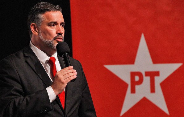 Deputado Paulo Pimenta (RS) assumiu nesta terça-feira (2) a liderança do PT na Câmara Federal; ele sucede o deputado Carlos Zaratini (PT) que dirigiu a bancada petista ao longo de 2017; um dos mais combativos deputados do PT, Pimenta diz que a Reforma da Previdência e a defesa da democracia, com a garantia de que Lula disputará as eleições em outubro, são os maiores desafios para 2018; "Em janeiro, nós vamos iniciar uma jornada de mobilização em todo o País, que vai culminar no dia 24, quando Lula, indevidamente, será julgado pelo TRF-4. Essa mobilização social continua em fevereiro para impedir que a Câmara aprove a proposta do governo Temer de acabar com a previdência social no Brasil", diz 