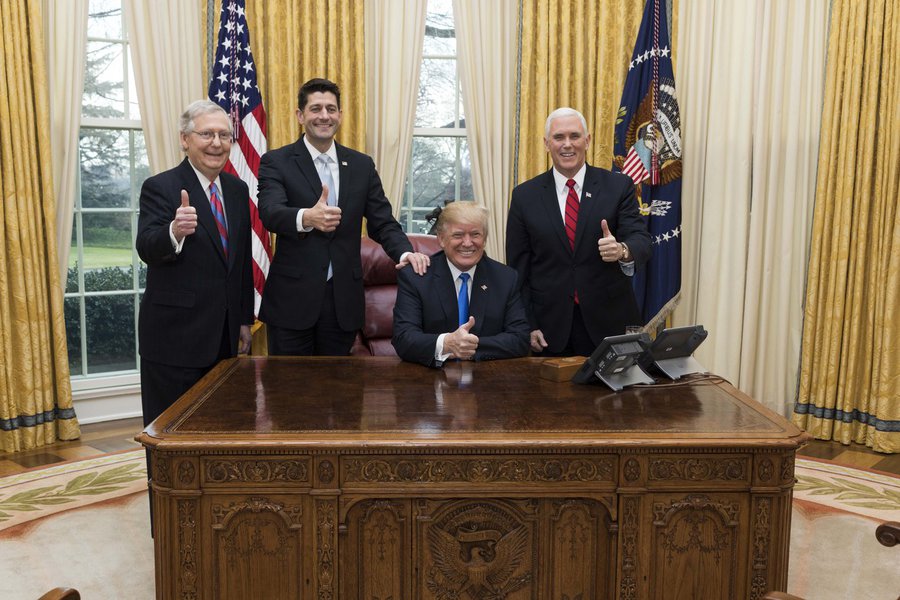 “Adam (Schiff) sai de audiências fechadas do comitê para vazar ilegalmente informações confidenciais. Precisa ser impedido!”, tuitou Trump; Na sexta-feira o Comitê de Inteligência da Câmara divulgou um memorando que alega que o FBI e o Departamento de Estado trataram Trump de maneira tendenciosa em parte de sua investigação