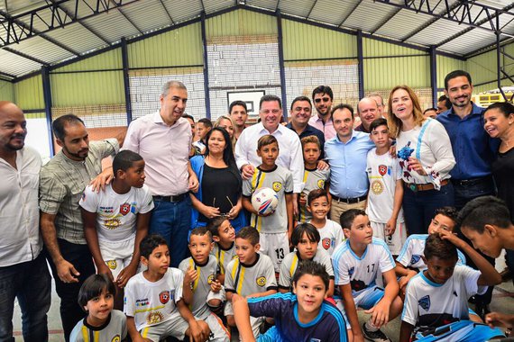 O governador Marconi Perillo e o vice Zé Eliton retomam por Inaciolândia, nesta quarta-feira de Cinzas, 14, o rush de entregas do programa Goiás na Frente; até o final do mês, eles percorrerão 22 municípios, entre eles Goiânia, para entregar mais 30 obras realizadas com recursos do programa; em Inaciolândia, inauguram trecho de 33 km da Rodovia Estadual GO-206, com investimento de R$ 5,94 milhões; na sexta-feira, eles seguem para Uruana, onde entrega a reconstrução da GO-154, no trajeto até Carmo do Rio Verde, com 16 quilômetros de extensão