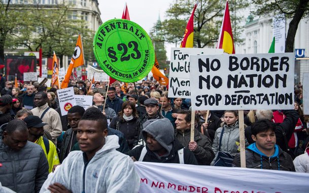Deputados conservadores e sociais-democratas da Alemanha chegaram a um acordo em relação à estadia de refugiados de guerra no país; a partir de 1o de agosto, até mil familiares por mês terão permissão para se unir a pessoas que receberam permissão para ficar na Alemanha com menos do que o status pleno de refugiado