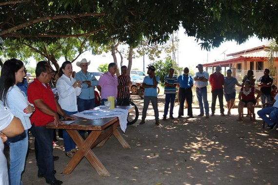 Durante reunião com produtores rurais e pescadores no município de Peixe, nesta quarta-feira (17), a senadora Kátia Abreu declarou que o Tocantins precisa ser reconstruído e defendeu a criação de um governo participativo; “Nós precisamos ativar o nosso estado que está precisando de gás, energia, e de gente que arregace as mangas igual a nós produtores que sempre fizemos no campo”, disse a senadora