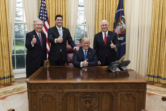 “Adam (Schiff) sai de audiências fechadas do comitê para vazar ilegalmente informações confidenciais. Precisa ser impedido!”, tuitou Trump; Na sexta-feira o Comitê de Inteligência da Câmara divulgou um memorando que alega que o FBI e o Departamento de Estado trataram Trump de maneira tendenciosa em parte de sua investigação