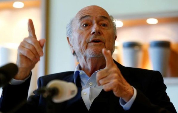 Joseph Blatter, ex-presidente da Fifa atualmente suspenso do esporte, disse que está cogitando processar a entidade responsável pelo futebol mundial na tentativa de limpar seu nome; Blatter, que comandou a Fifa durante 17 anos, recebeu uma suspensão de seis anos por violações éticas, imposta em 2015 em meio ao maior escândalo de corrupção na organização; o suíço de 81 anos disse que, embora “por ora não exista uma ação legal”, ele e seus advogados estão trabalhando em um possível processo