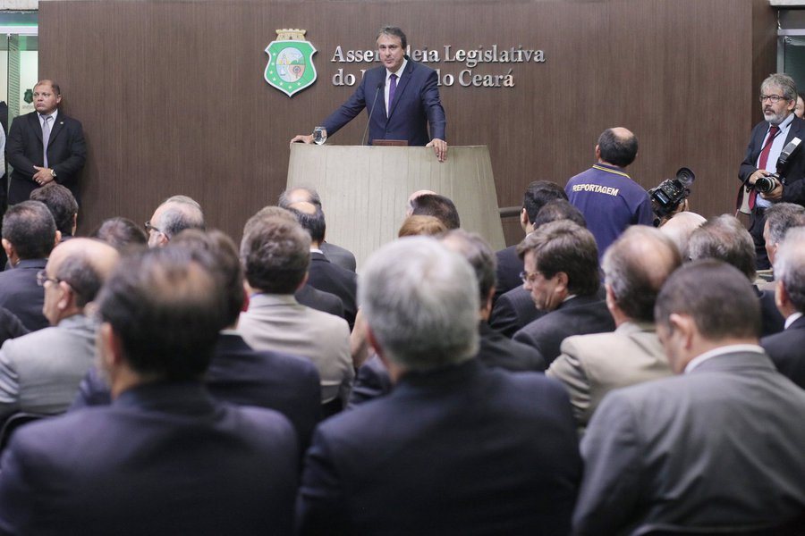 A crise da segurança pública dominou o discurso do governador na abertura dos trabalhos da Assembleia Legislativa, na manhã de hoje. Reconhecendo a gravidade do problema, o governador destacou os investimentos feitos pelo seu governo, sem auxílio do Governo Federal, criticou os que estão explorando politicamente o problema e conclamou a unidade de todos para derrotar o crime organizado