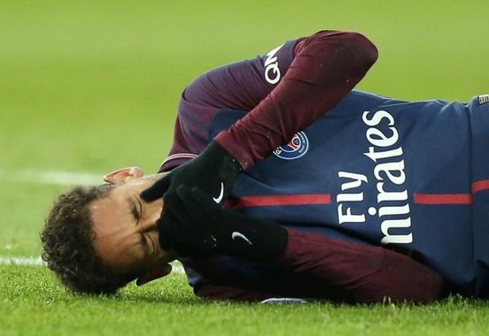 O atacante Neymar passará por cirurgia no Brasil no final de semana, afirmou o Paris Saint-Germain em comunicado nesta quarta-feira, após decisão tomada pelo jogador e as comissões médicas do clube francês e da seleção brasileira; “Neymar Jr. será operado no final de semana no Brasil pelo dr. Rodrigo Lasmar, que será acompanhado no local pelo professor Saillant (Paris Saint-Germain)”, disse o PSG em nota 