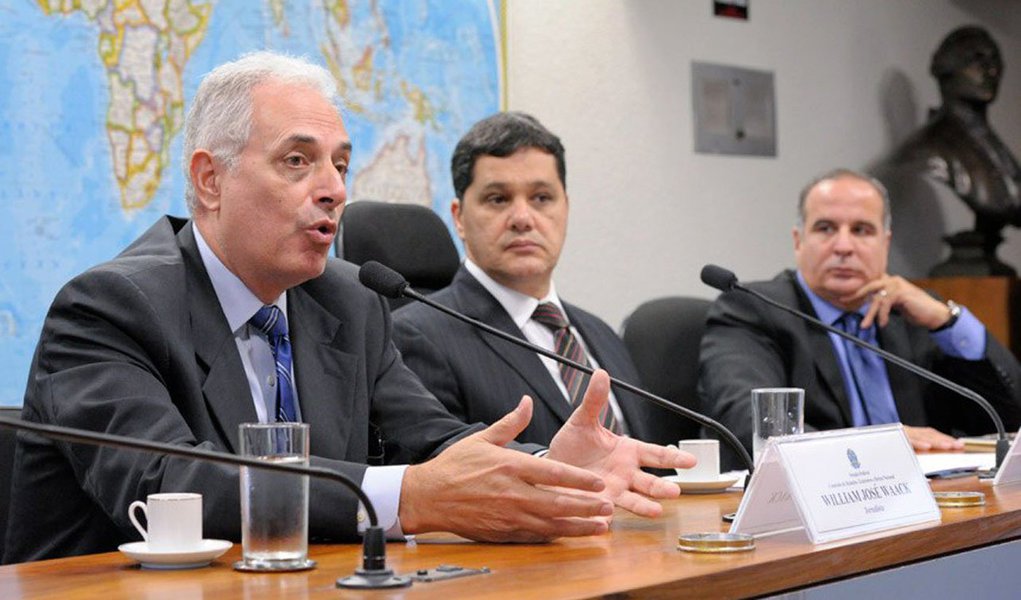 "Claro que um pensamento racista não pode ser considerado como piada", diz o jornalista William Waack, após ser questionado quando uma piada se transforma em um pensamento racista; ele foi demitido da Globo após o comentário "é coisa de preto"; "Piada é aquilo dito sem intenção de ofender, sem ser dirigida a ninguém em particular, num ambiente privado, cochichado até. Piada é piada"