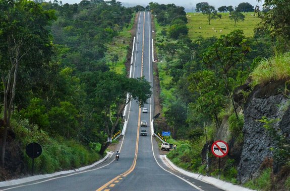 O governador Marconi começou suas palavras em Caldas Novas, na inauguração do trecho da GO-139, Caldas Novas Corumbaíba, dizendo que a cidade é hoje referência do turismo nacional e, para o turista se deslocar até lá, “é preciso ter uma boa logística de estradas e que os acessos sejam bons”; por isso mesmo, disse que é preciso qualificar as rodovias que gerarão empregos na área do turismo; “É preciso olhar a cidade de forma global, incluindo as parcerias com as prefeituras para asfaltar e melhorar os bairros”, afirmou.