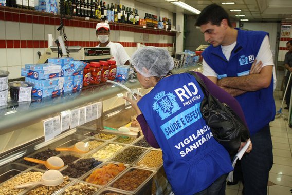 Fiscais da Vigilância Sanitária do Rio de Janeiro interditaram nesta quinta-feira (11) um depósito de bebidas e um restaurante localizados na Avenida Presidente João Goulart, no morro do Vidigal, zona sul do Rio; no local foram apreendidos 169 galões de água, com 20 litros cada, devido à comprovação de contaminação da água comercializada por vírus da Hepatite A, após exames realizados pela Fundação Oswaldo Cruz (Fiocruz)