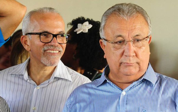 O governador Jackson Barreto telefonou para o prefeito de Aracaju, Edvaldo Nogueira (PCdoB), nesta segunda-feira (15) para apoiar o posicionamento do gestor municipal em relação à Companhia de Saneamento de Sergipe (Deso); através das redes sociais, Edvaldo criticou a intervenção feita pela empresa, na avenida Antonio Fagundes Santana, no bairro 13 de Julho, que provocou a destruição do novo pavimento da via, que havia sido recuperado pela prefeitura