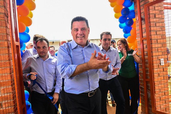 Ao entregar na manhã desta quinta-feira (22) duas escolas Padrão Século XXI no município de Cristalina, cidade localizada a 130 km de Brasília, às margens da BR-050, o governador Marconi Perillo totalizou a entrega de oito unidades padronizadas na região do Entorno do Distrito Federal, com investimento superior a R$ 30 milhões; Marconi também falou da importância de os governos investirem na educação como forma de contribuir para a formação de valores dos jovens; "Quando se abre uma escola, abrimos menos vagas em cadeias"