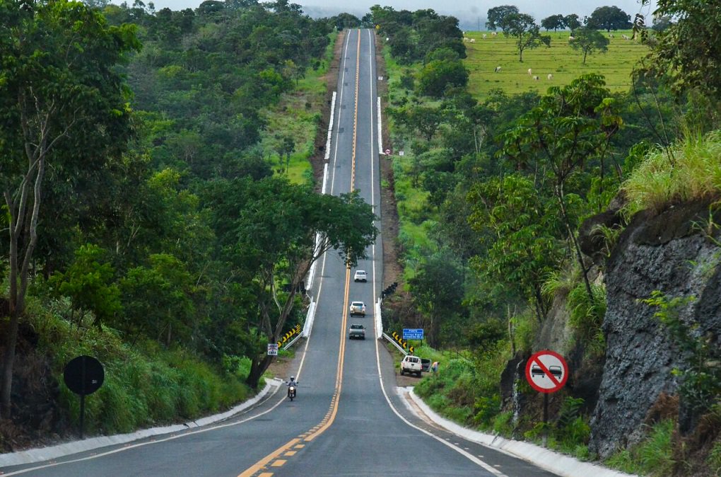 O governador Marconi começou suas palavras em Caldas Novas, na inauguração do trecho da GO-139, Caldas Novas Corumbaíba, dizendo que a cidade é hoje referência do turismo nacional e, para o turista se deslocar até lá, “é preciso ter uma boa logística de estradas e que os acessos sejam bons”; por isso mesmo, disse que é preciso qualificar as rodovias que gerarão empregos na área do turismo; “É preciso olhar a cidade de forma global, incluindo as parcerias com as prefeituras para asfaltar e melhorar os bairros”, afirmou.