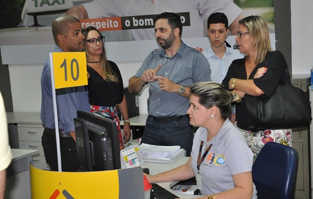  A diretora de veículos, Carla Adriana e outros oito servidores do Departamento Estadual de Trânsito do Rio de Janeiro (Detran-RJ) visitaram as instalações da sede da autarquia em Goiás e se reuniram com diretores e gerentes, na última quarta-feira (21); equipe fluminense coletou informações sobre o processo de Carteira Nacional de Habilitação Eletrônica (CNH-e), gerência de veículos, tecnologia da informação e ações da Balada Responsável; segundo Carla Adriana, a visita teve o intuito de colher informações sobre o processo de CNH-e; “O Detran Goiás é referência em habilitação e nesse momento estamos na fase de implementação do modelo. Por isso, viemos aprender com o Estado, que foi o primeiro a implantá-la”