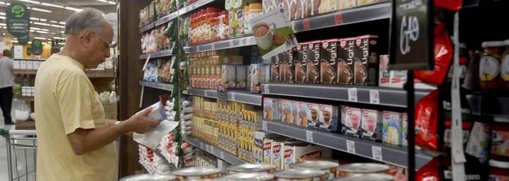 A inflação oficial do Brasil em dezembro subiu mais do que o esperado, por conta dos preços dos alimentos e transportes, mas fechou 2017 abaixo do piso da meta pela primeira vez; o Índice Nacional de Preços ao Consumidor Amplo (IPCA) acumulou no ano passado alta de 2,95%, nível mais baixo desde 1998 (1,65%) e depois de ter encerrado 2016 com avanço de 6,29%, informou o IBGE; o resultado ficou abaixo da meta do governo de 4,5%, com margem de 1,5 ponto percentual para mais ou menos