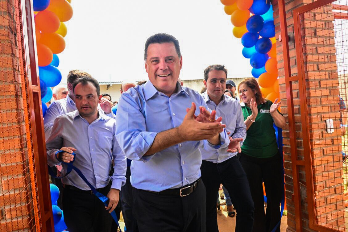 Ao entregar na manhã desta quinta-feira (22) duas escolas Padrão Século XXI no município de Cristalina, cidade localizada a 130 km de Brasília, às margens da BR-050, o governador Marconi Perillo totalizou a entrega de oito unidades padronizadas na região do Entorno do Distrito Federal, com investimento superior a R$ 30 milhões; Marconi também falou da importância de os governos investirem na educação como forma de contribuir para a formação de valores dos jovens; "Quando se abre uma escola, abrimos menos vagas em cadeias"