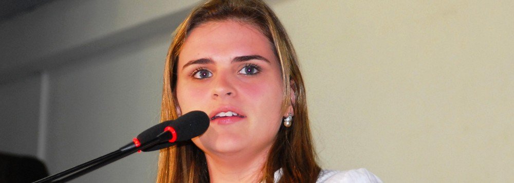 Em busca de consolidar sua candidatura ao governo de Pernambuco, a vereadora do Recife Marília Arraes (PT) bateu duro no PSB, partido do atual governador Paulo Câmara (PSB) e do seu antecessor, Eduardo Campos; "O PSB é um partido que tem facilidade de flexibilizar seu projeto ideologicamente, aliás é um partido que hoje em dia não tem compromisso ideológico nenhum"