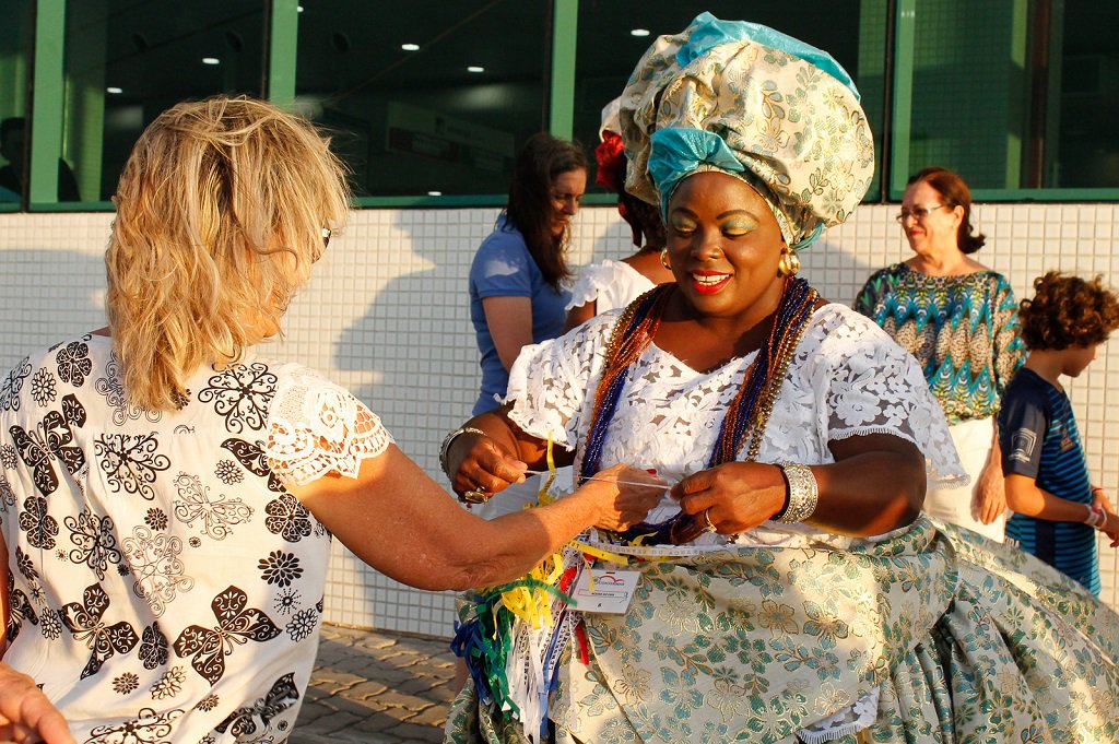 A Bahiatursa volta a fazer receptivo especial nestas terça (16) e quarta (17), quando mais três transatlânticos, com capacidade total para 11.156 passageiros, chegam ao Porto de Salvador. A banda Swing do Pelô e o Rixô Elétrico, além de baianas tipicamente trajadas distribuindo fitinhas do Bonfim, vão animar os turistas; o MSZ Preziosa chega às 8h do dia 16; com capacidade para 4.363 passageiros, permanece até as 23h, seguindo então para o Porto de Ilhéus; a banda Swing do Pelô vai desfilar um repertório de músicas baianas, divulgando a temporada de festas na Bahia