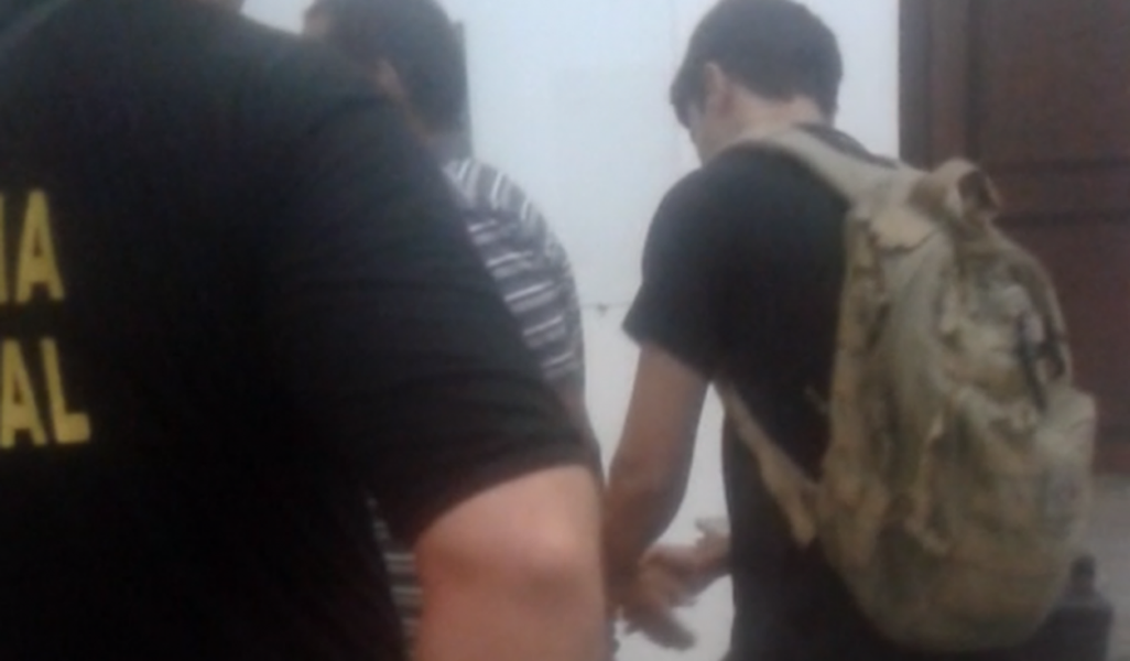 Na tarde deste domingo (21), um rapaz foi autuado e preso pela Polícia Federal por realizar o exame de admissão da Ordem dos Advogados do Brasil no lugar de um dos candidatos; o rapaz não foi identificado, mas sabe-se que ele é servidor público do Tribunal Regional do Trabalho em São Paulo e responde por crime semelhante, cometido em 2015, em certame em Minas Gerais