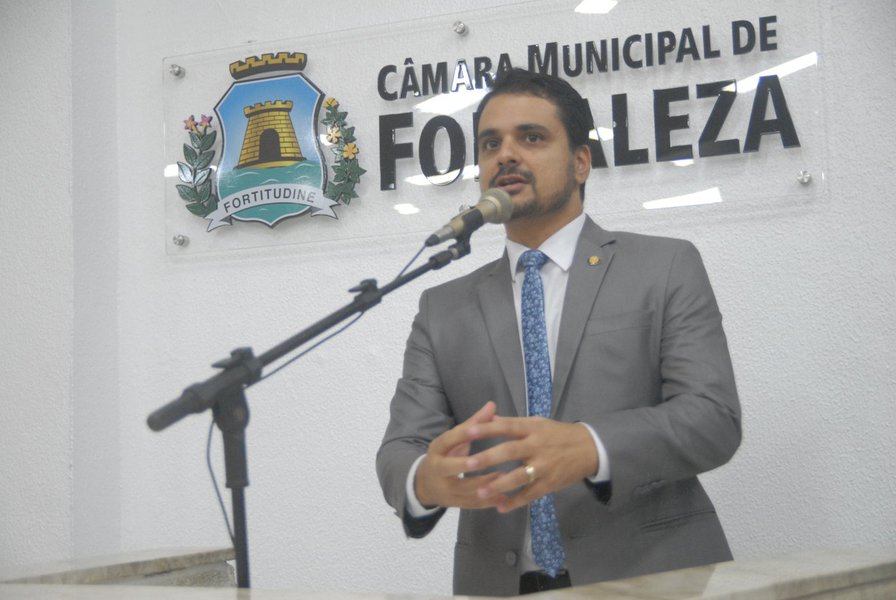 O vereador Gardel Rolim (PPL) informou nesta segunda-feira (15) que seu partido irá apoiar a reeleição de Camilo Santana (PT) ao governo do Estado. O parlamentar avaliou que Camilo ainda tem muito a fazer para melhor a situação do Estado em setores como Segurança Pública