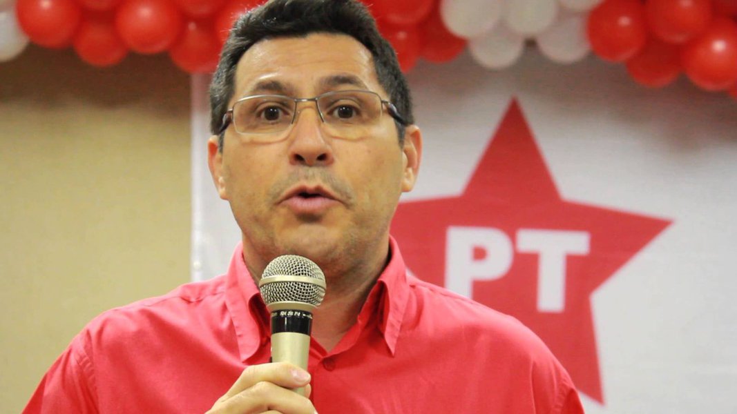 O PT Ceará, partidos aliados, movimentos sociais, sindicatos e militantes lançaram, na manhã desta segunda-feira (8), o “Comitê Popular Estadual em Defesa da Democracia e o Direito do Lula ser Candidato”. O objetivo é organizar uma série de atividades e mobilizações para debater o julgamento em segunda instância do ex-presidente Lula, marcado para o dia 24 em Porto Alegre. Entre as atividades confirmadas está a realização do bloco de Carnaval “Tô com Lula no CE”, que ocorre no dia 13, no Centro de Fortaleza