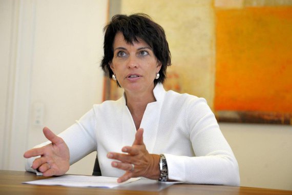 Um referendo na Suíça para esclarecer o relacionamento com a União Europeia seria importante, disse a presidente do país, Doris Leuthard, neste domingo, após o esfriamento dos laços entre as partes nesta semana; os atritos da Suíça com a UE, da qual não é membro, surgem enquanto o Reino Unido negocia sua saída do bloco e busca um novo acordo comercial com seus vizinhos mais próximos