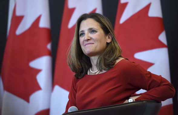 O Canadá vai expulsar um diplomata venezuelano e impedir que o embaixador do país retorne, disse a ministra canadense das Relações Exteriores, Chrystia Freeland (foto), nesta segunda-feira, depois de o país sul-americano expulsar enviados do Canadá e do Brasil por críticas feitas contra o histórico do governo venezuelano nos direitos humanos; nações ocidentais e vizinhos latino-americanos têm cada vez mais criticado o presidente venezuelano, Nicolás Maduro, neste ano, acusando-o de atacar a democracia e os direitos humanos
