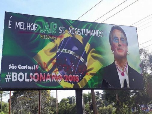 Um outdoor instalado na sexta-feira (22) com a imagem de Jair Bolsonaro (PSC-RJ) amanheceu neste domingo (24) pichado, com o rosto do deputado maquiado de azul e rosa, brincos e boca com batom vermelho. Além de uma parte rasgada, abaixo da principal frase da propaganda - 'É melhor JAIR se acostumando' - picharam "Filho da ditadura"; a propaganda foi financiada por meio de vaquinha por um grupo de Facebook e Whatsapp do município de São Carlos-SP, com aproximadamente 1,8 mil pessoas que apoiam a candidatura do deputado