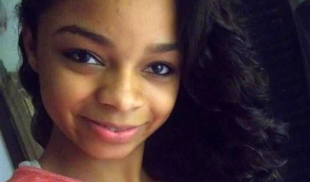 A jovem Karolayne Nunes, de 19 anos, morreu na tarde de ontem (9), depois de ficar mais de um mês internada no Hospital Municipal Miguel Couto, no Rio de Janeiro. Baleada no Complexo do Alemão, na madrugada de 3 de dezembro de 2017, ela estava grávida de cinco meses e perdeu o bebê